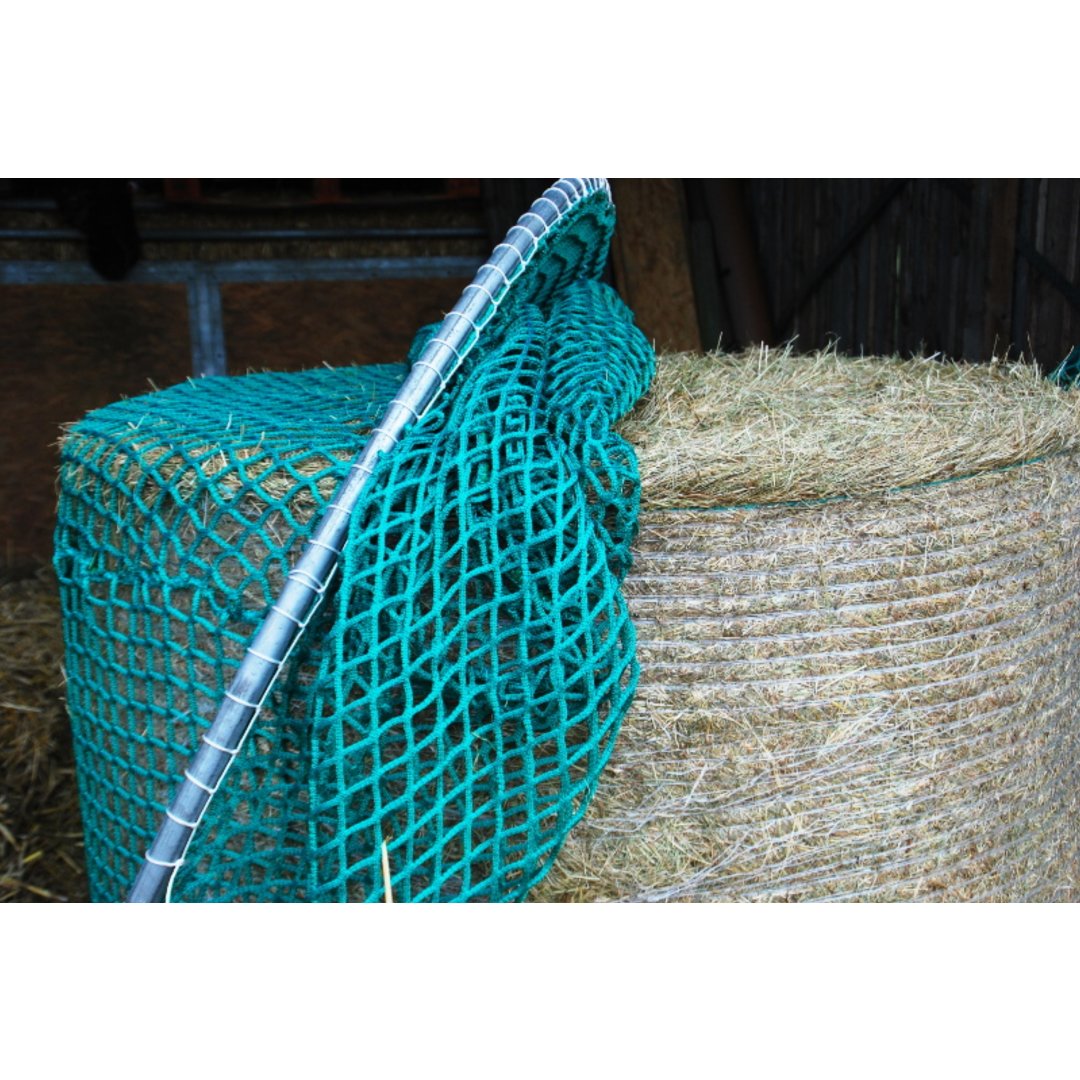 Heunetz für Rundballen, 140 cm Durchmesser, Höhe 120cm,  Ø 5 mm Garn, # 80 mm Maschenweite mit Kette am Netz befestigt